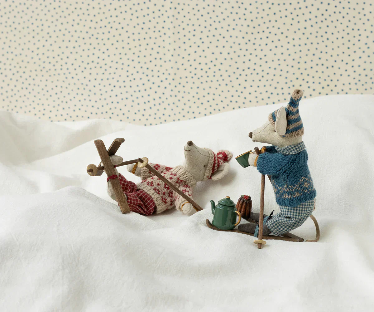 Maileg Winter mouse with ski set, Mum - Red